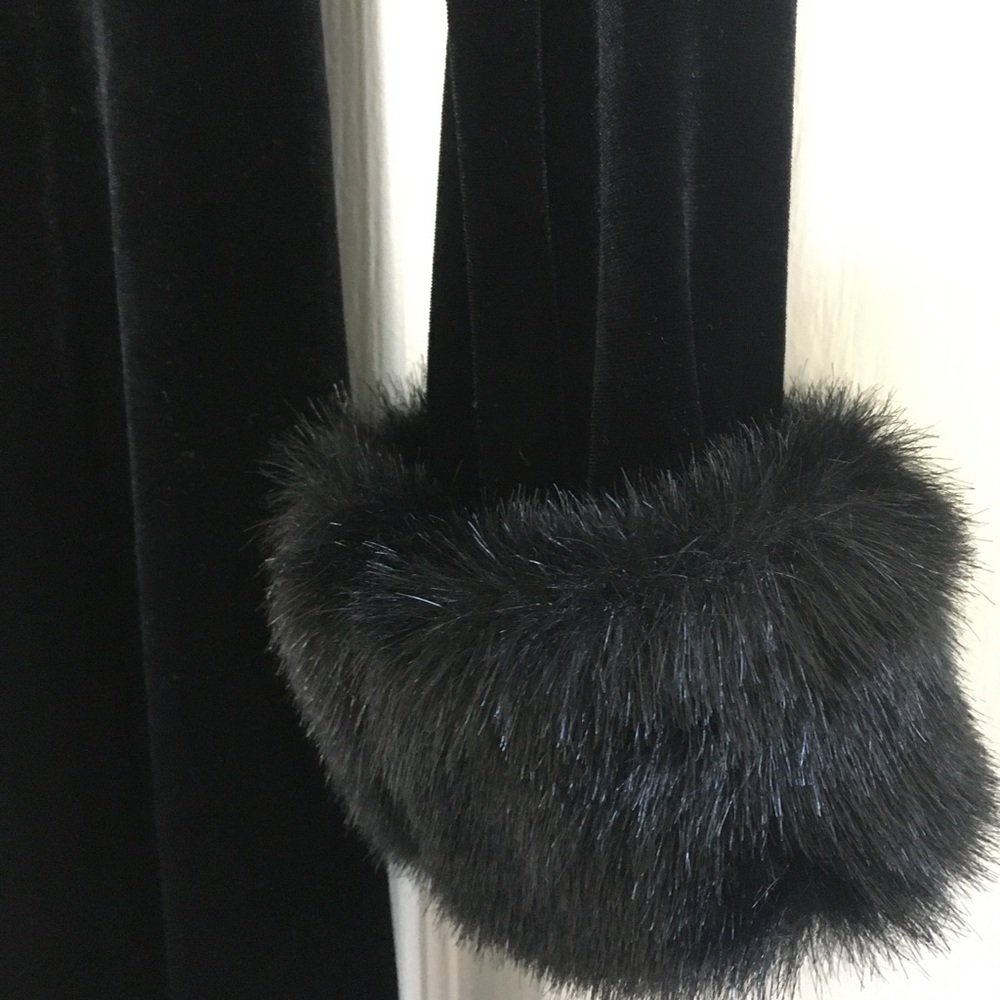 Women sz Medium black velvet faux fur neck & cuffs - Picture 3 of 8